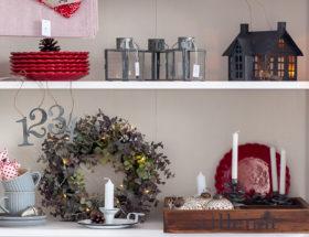 Skandynawskie dekoracje świąteczne na półkach.