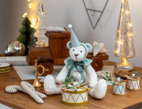 Świąteczne ozdoby i zabawki w stylu retro na stole z drewnianym blatem.