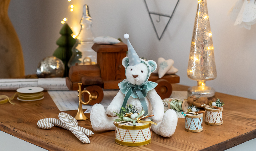 Świąteczne ozdoby i zabawki w stylu retro na stole z drewnianym blatem.